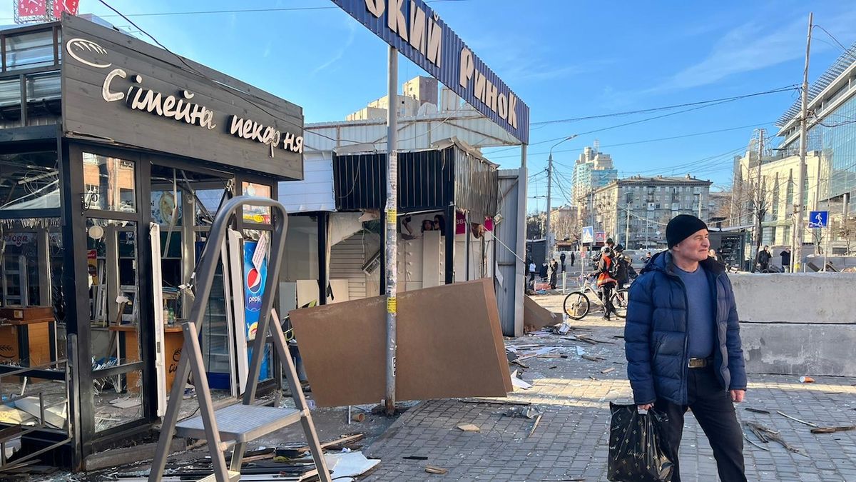 Reportér Novinek z Kyjeva: Raketa zničila trh a skleněnou výškovou budovu